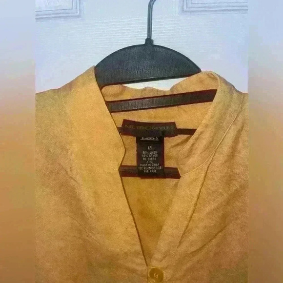 Metrostyle yellow minimalist v-neck shirt sleeve button down, large. - Picture 3 of 3